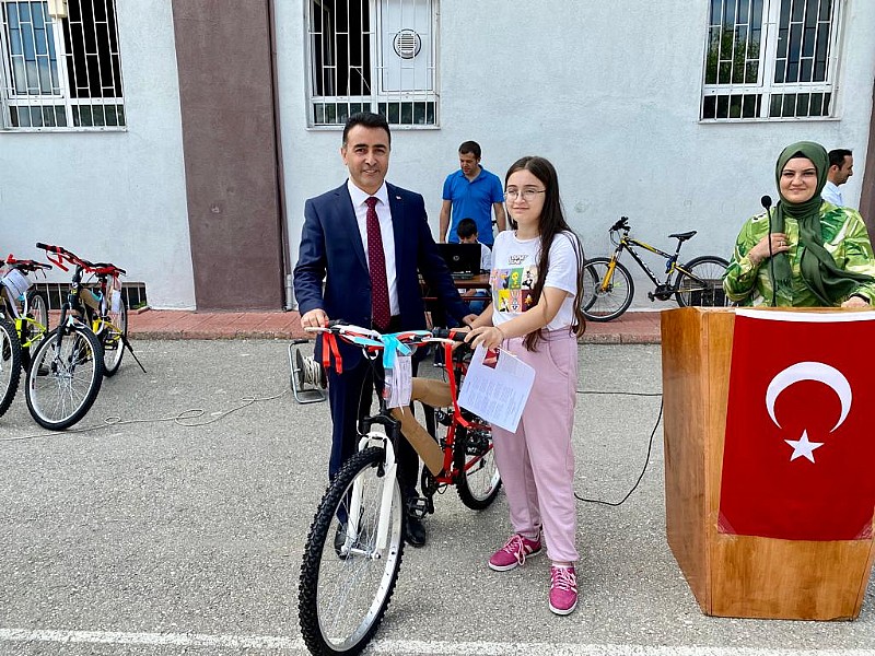 Tavşanlı Belediye Başkanı Mücahit Kaçar öğrencilere karne dağıttı	