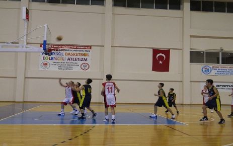 Karamürsel'de Basketbol Maçı Büyük İlgiyle İzlendi