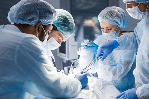  Bademcik ameliyatı olan çocuğun doktorlar bademciğini almaya unutmuş	