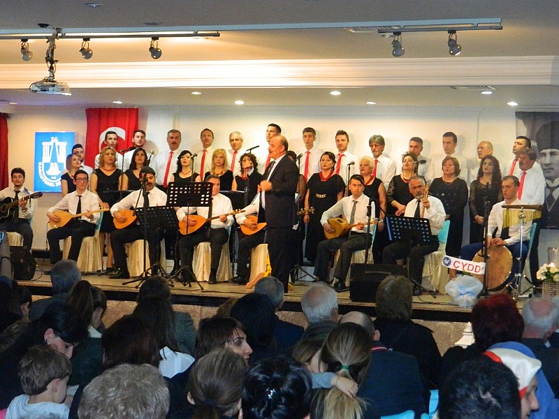Karamürsel İleri Müsiki Derneği tarafından kurucu üyeleri Nurten Oral Anısına Türk Halk Müziği Konseri Verildi