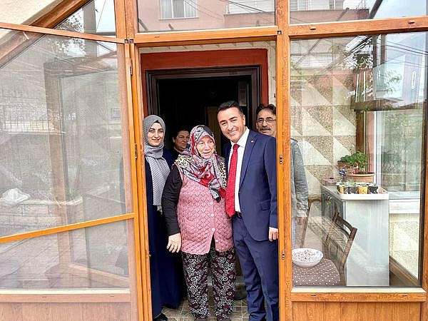Başkan Mücahit Kaçar eşi ile birlikte belde halkıyla bayramlaştı	