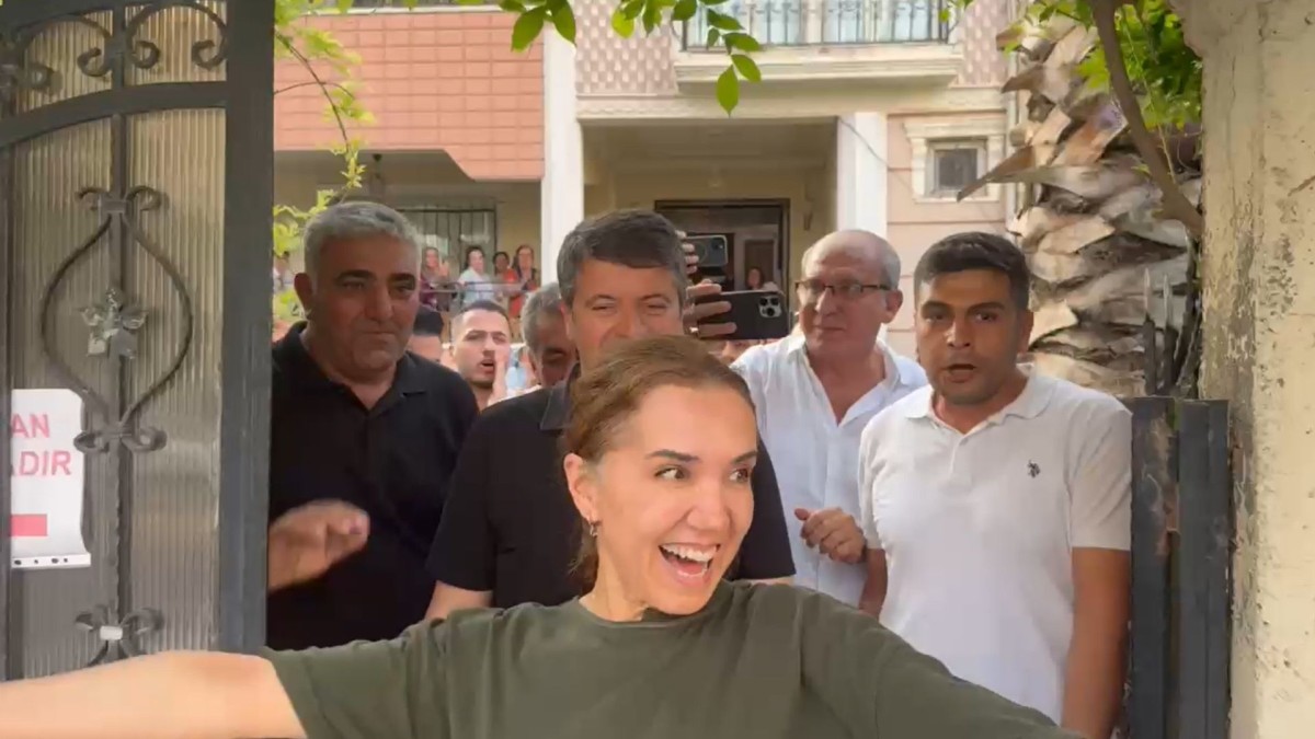 Elektronik kelepçe çıkartıldı, Başkan Tutdere eşi ile kapı önüne çıktı: 'Hak, hukuk, adalet' sloganları yükseldi  - Videolu Haber