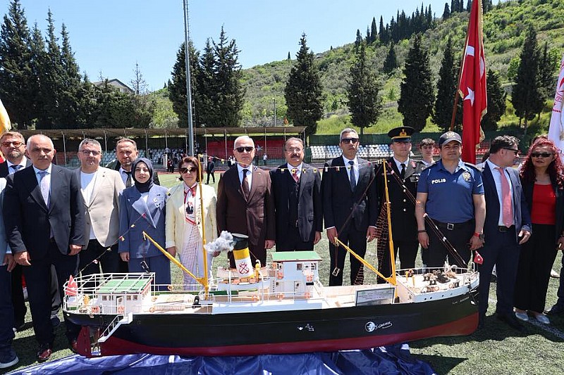 Karamürsel’de 19 Mayıs coşkusu: Sahada güreşçiler ve atletler sahne aldı