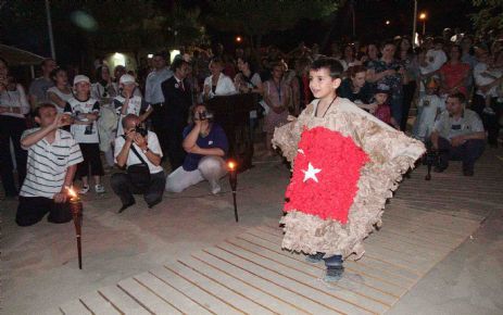 Karamürselli Çocuklar Defilede Mankenlere Taş Çıkartılar