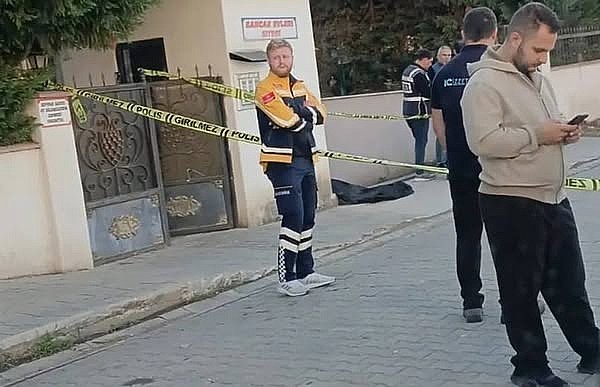 Altınova'da eşini sokak ortasında göğsünden ve başından vurdu