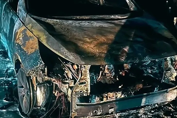 Altınova'da otomobil alev alev yandı	