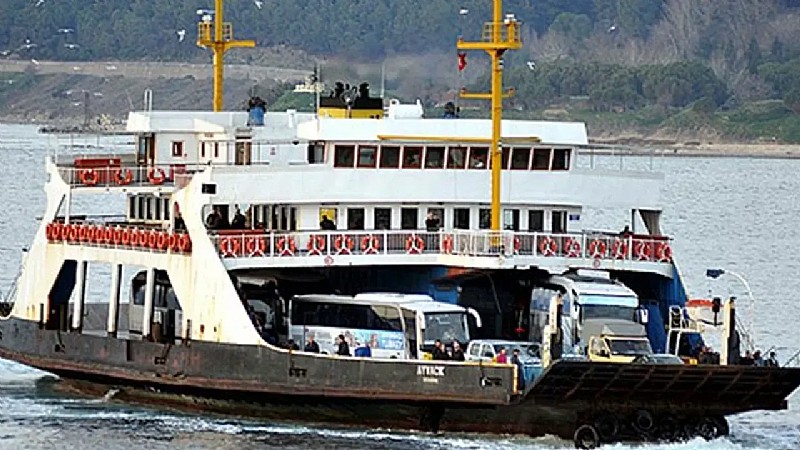 Yalova'da arabalı feribot fırtınada sürükleniyor