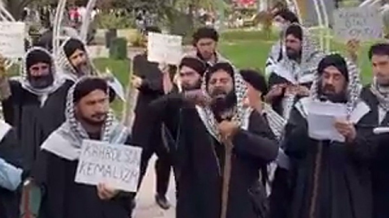 10 Kasım'da Atatürk'e beddua ettiler!