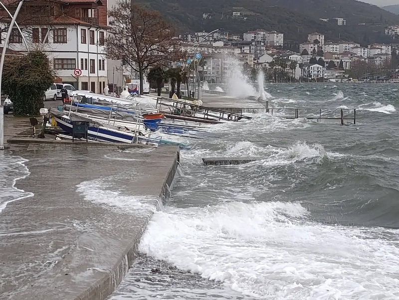 Gölcük sahillerini su bastı	