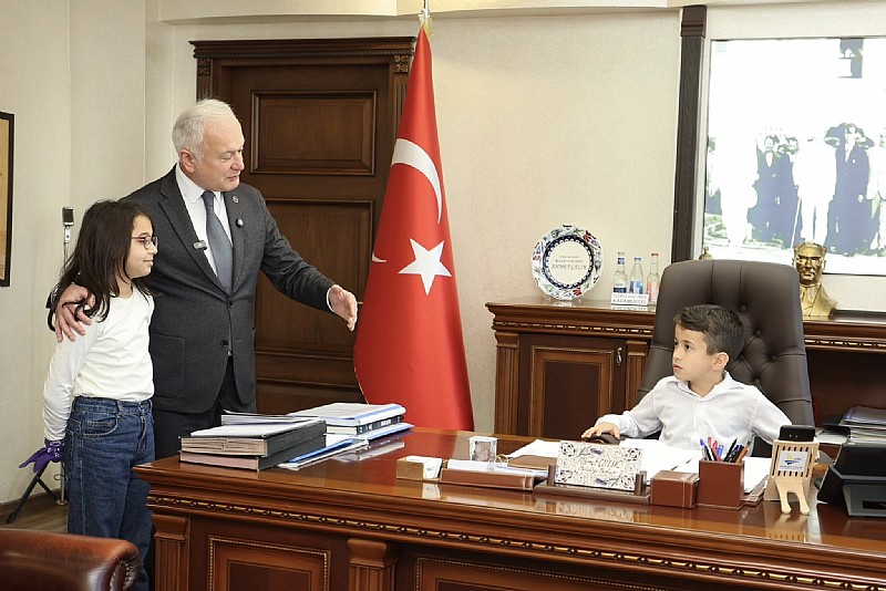 Karamürsel Belediye Başkanı Ahmet Çalık, koltuğunu Savaş’a devretti 