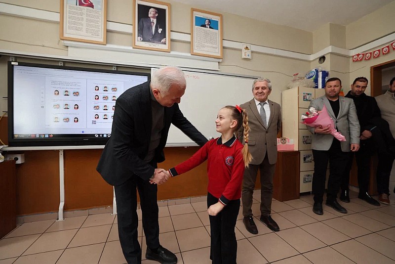 Karamürsel Belediye Başkanı Ahmet Çalık’tan minik Ayşe Afra’ya sınıf ziyareti	