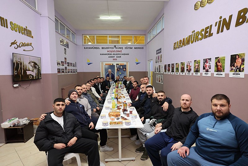 Karamürsel Belediye Başkanı Ahmet Çalık, pehlivanlarla iftar yaptı