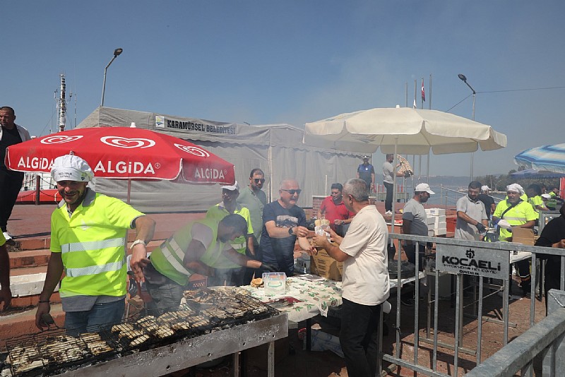 Karamürsel’de 8 bin adet balık-ekmek ikram edildi