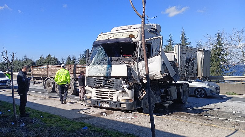Karamürsel' de Tır araçları birbirlerine çarptı.1 Yaralı	