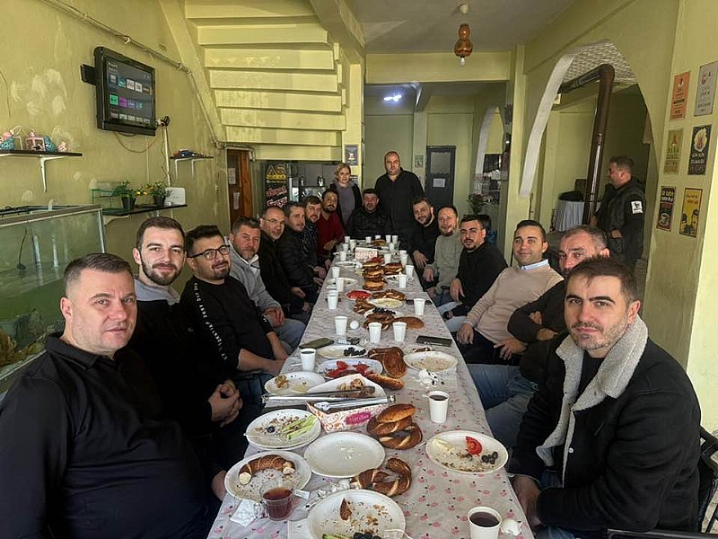 Karamürsel Esnaf ve Sanatkarlar Odası Başkan Adayı Hasan Tural, dostları ile birlikte kahvaltıda buluştu