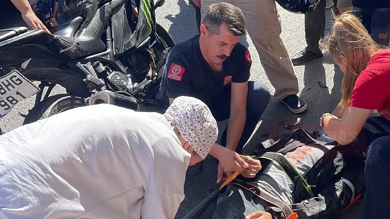 Karamürsel’de iki motosiklet ışıklı kavşakta kaza yaptı.2 Yaralı