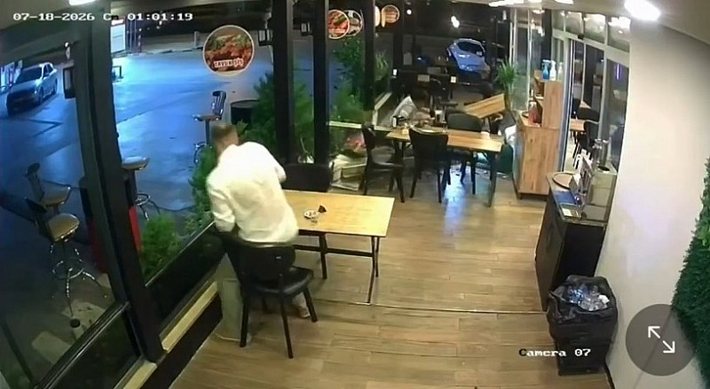 Karamürsel'de motosiklet, lokantadaki müşteriye çarptı. Kamera Görüntülü Haber