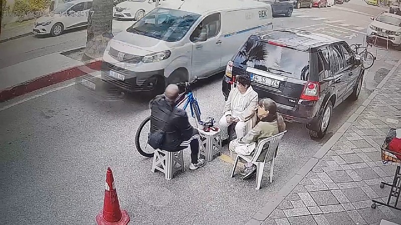 Karamürsel'de itfaiye ile ambulans gibi kendini gören bir ecza nakil aracı, ters şeride daldı. 