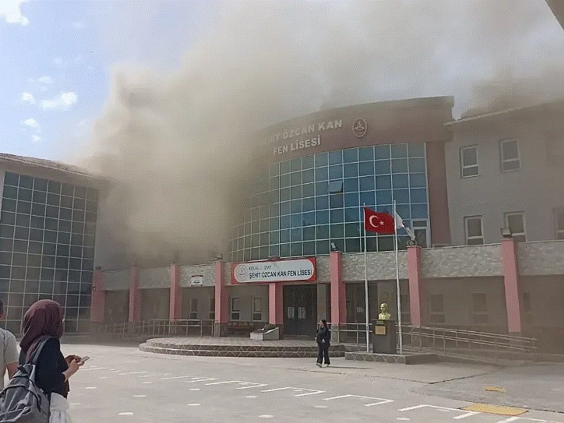 Fen lisesinde yangın çıktı. Öğrenciler tahliye edildi