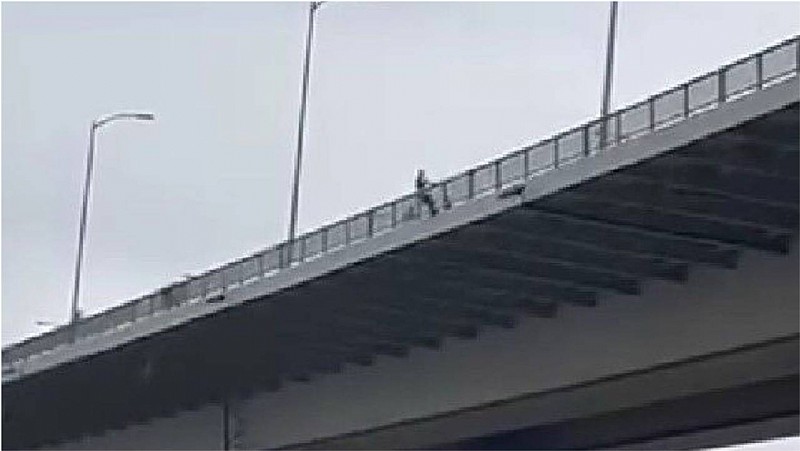 Osmangazi Köprüsü’nden kendini metrelerce yüksekten aşağı bıraktı	