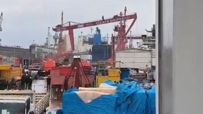 Altınova’da rüzgâr vinci devirdi, işçiler panikle kaçtı