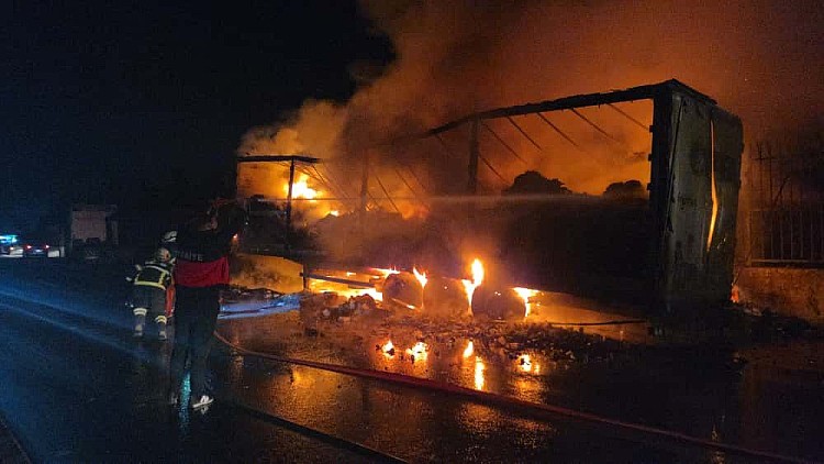 Yalova-İzmit kara yolu Çiftlikköy ilçesinde alevlere teslim olan TIR küle döndü